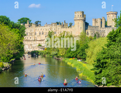 Touristische Kanus, Warwick Castle und Fluss Avon Warwick Warwickshire, England UK GB EU Europa Stockfoto