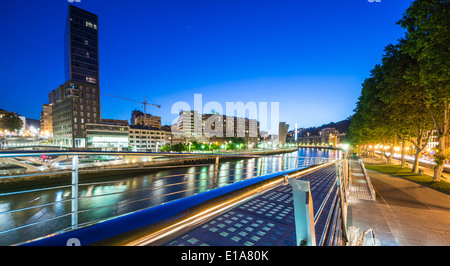 ein Blick auf Bilbao Fluss von Calatrava eine in die Mitte der Stadt Stockfoto