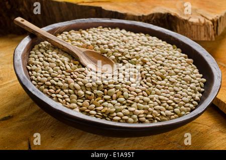 Eine Schüssel mit getrockneten Linsen mit einem Holzlöffel. Stockfoto