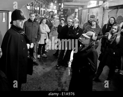 Reiseleiter auf einen Buben die Ripper Tour des Londoner East End, Whitechapel, London, England, Vereinigtes Königreich, Europa Stockfoto