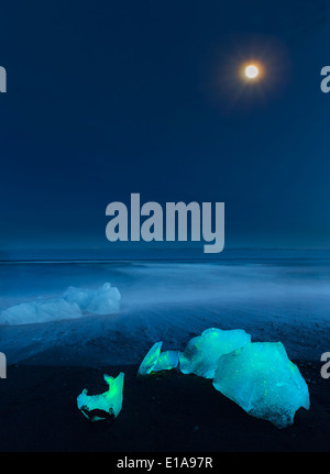 Eisberge auf Breidamerkursandur. Eisformationen kommen vom Jökulsárlón, Breidarmerkurjokull, Vatnajökull-Eiskappe, Island Stockfoto