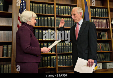 Stanley Fischer, der ehemalige Leiter der Bank von Israel, ist für den Job Nr. 2 an die US-Notenbank durch Stuhl Janet Yellen 28. Mai 2014 in Washington, D.C. vereidigt. Stockfoto