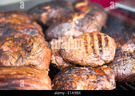 Verschiedene gegrillte ohne Knochen Rib-Eye-Steaks auf einem Grill ruht Stockfoto