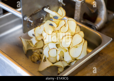 Prepearing lockig, Farbband Kartoffelchips in der Küche, Stockfoto