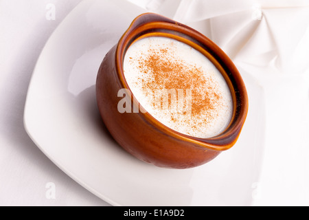 Einfachen Milchreis mit Zimt oben auf in in braun-Auflauf Stockfoto