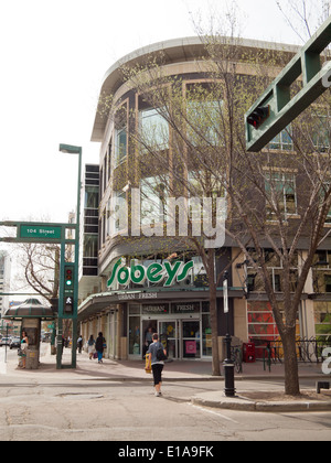 Ein Blick auf ein Sobeys Frischmarkt-Supermarkt an der Ecke der Jasper Avenue und 104 Street in der Innenstadt von Edmonton, Alberta, Kanada. Stockfoto