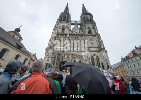 Regensburg, Deutschland. 28. Mai 2014. Einige Gläubige besuchen die Eröffnungsfeier des 99. deutschen Katholiken Tages vor dem Regensburger Dom in Regensburg, Deutschland, 28. Mai 2014. Zehn-Tausende von Katholiken werden in Regensburg für die fünftägige Veranstaltung erwartet. Foto: ARMIN WEIGEL/Dpa/Alamy Live-Nachrichten Stockfoto