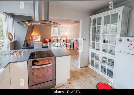 Küche in kleinen Wohnung in der obersten Etage eines Hauses. Stockfoto