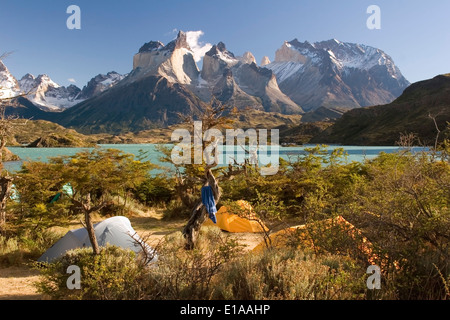 Los Cuernos (Hörner) und Lake Pehoe aus Pehoe Camping Campingplatz, Torres del Paine Nationalpark, Patagonien, Chile Stockfoto