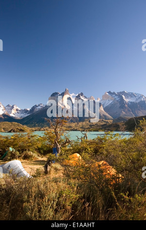 Los Cuernos (Hörner) und Lake Pehoe aus Pehoe Camping Campingplatz, Torres del Paine Nationalpark, Patagonien, Chile Stockfoto