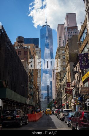 Ein Blick auf die noch im Bau One World Trade Center wird vom unteren Manhattan, New York City gesehen. Stockfoto