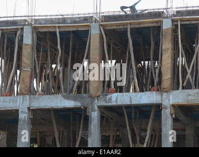 Bau eines Gebäudes mit Spalten aus einem Netzwerk aus Stahl-Armierung und Beton als Tragkonstruktionen Stockfoto