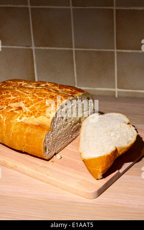 Frisches Brot auf einem Brot-Brett Stockfoto