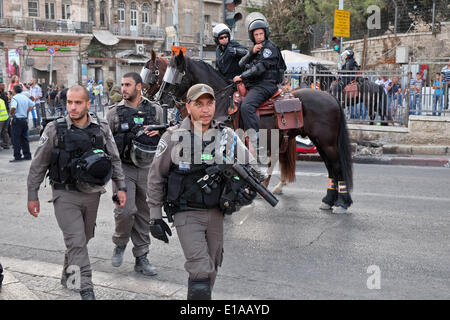 Jerusalem, Israel. 28. Mai 2014. Massive Polizeipräsenz während Jerusalem Day Feierlichkeiten in der Nähe von Damaskus-Tor. Tausende von Jugendlichen, die Identifikation mit den religiösen zionistischen strömen in die jährliche Tanz Fahnen, Freude am Jahrestag der Wiedervereinigung Jerusalems in dem Sechstagekrieg von 1967 an einer Demonstration des jüdischen stolz gefeiert. Bildnachweis: Nir Alon/Alamy Live-Nachrichten Stockfoto