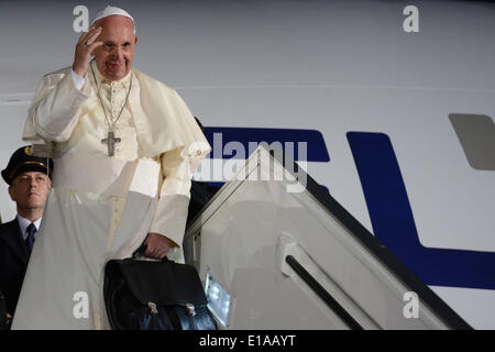 Tel Aviv, Israel. 26. Mai 2014. Papst Francis fährt er am internationalen Flughafen Ben Gurion in Tel Aviv, Israel am 26. Mai 2014. Des Vatikans Papst Francis verließ Israel am Montag auf seiner letzten Etappe einer regionalen Tour, die ihn in den palästinensischen Gebieten und Jordanien nahm. © Kobi Gideon/NurPhoto/ZUMAPRESS.com/Alamy Live-Nachrichten Stockfoto