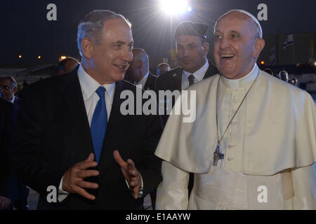 Tel Aviv, Israel. 26. Mai 2014. Papst Francis schüttelt Hände mit der israelische Ministerpräsident Benjamin Netanyahu, wie er am internationalen Flughafen Ben Gurion in Tel Aviv, Israel am 26. Mai 2014 fährt. Des Vatikans Papst Francis verließ Israel am Montag auf seiner letzten Etappe einer regionalen Tour, die ihn in den palästinensischen Gebieten und Jordanien nahm. © Kobi Gideon/NurPhoto/ZUMAPRESS.com/Alamy Live-Nachrichten Stockfoto