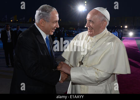Tel Aviv, Israel. 26. Mai 2014. Papst Francis schüttelt Hände mit der israelische Ministerpräsident Benjamin Netanyahu, wie er am internationalen Flughafen Ben Gurion in Tel Aviv, Israel am 26. Mai 2014 fährt. Des Vatikans Papst Francis verließ Israel am Montag auf seiner letzten Etappe einer regionalen Tour, die ihn in den palästinensischen Gebieten und Jordanien nahm. © Kobi Gideon/NurPhoto/ZUMAPRESS.com/Alamy Live-Nachrichten Stockfoto