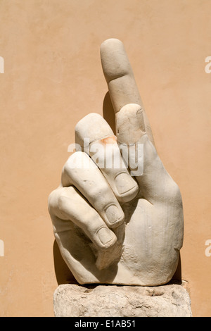 Massive Hand Skulptur von Kaiser Constantine mit Finger zeigen nach oben, Musei Capitolini, Rom Italien Stockfoto