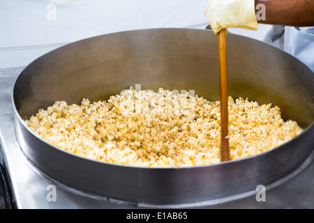 Zwirbelte Popcorn in die große Pfanne, verrückt und knallende Stockfoto