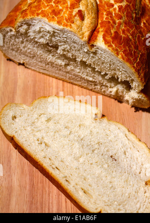 Frisches Brot auf einem Brot-Brett Stockfoto