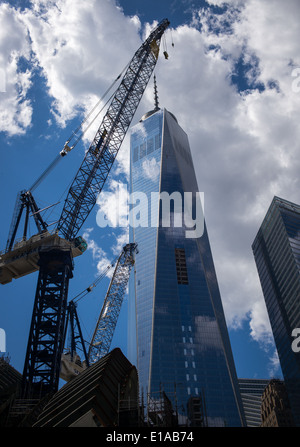 Ein Blick auf die noch im Bau One World Trade Center wird vom unteren Manhattan, New York City gesehen. Stockfoto