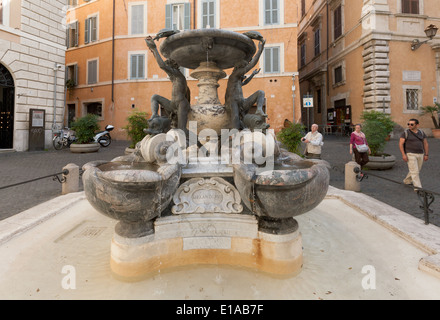 Menschen, die mit Blick auf den Brunnen der Schildkröten oder Schildkröten (Fontana Delle Tartarughe), Piazza Mattei, Rom Italien Europa Stockfoto