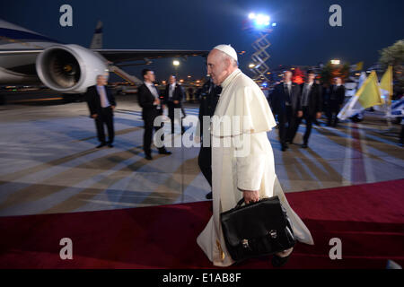 Tel Aviv, Israel. 26. Mai 2014. Papst Francis fährt er am internationalen Flughafen Ben Gurion in Tel Aviv, Israel am 26. Mai 2014. Des Vatikans Papst Francis verließ Israel am Montag auf seiner letzten Etappe einer regionalen Tour, die ihn in den palästinensischen Gebieten und Jordanien nahm. © Kobi Gideon/NurPhoto/ZUMAPRESS.com/Alamy Live-Nachrichten Stockfoto