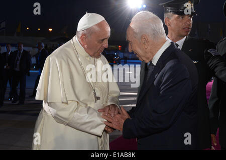 Tel Aviv, Israel. 26. Mai 2014. Papst Francis schüttelt Hände mit dem israelischen Präsidenten Shimon Peres, wie er am internationalen Flughafen Ben Gurion in Tel Aviv, Israel am 26. Mai 2014 fährt. Des Vatikans Papst Francis verließ Israel am Montag auf seiner letzten Etappe einer regionalen Tour, die ihn in den palästinensischen Gebieten und Jordanien nahm. © Kobi Gideon/NurPhoto/ZUMAPRESS.com/Alamy Live-Nachrichten Stockfoto