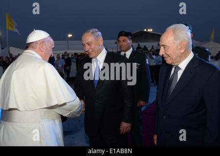 Tel Aviv, Israel. 26. Mai 2014. Papst Francis schüttelt Hände mit Israeli Prime Minister Benjamin Netanyahu (C) und Israeli President Shimon Peres (R), wie er am internationalen Flughafen Ben Gurion in Tel Aviv, Israel am 26. Mai 2014 fährt. Des Vatikans Papst Francis verließ Israel am Montag auf seiner letzten Etappe einer regionalen Tour, die ihn in den palästinensischen Gebieten und Jordanien nahm. © Kobi Gideon/NurPhoto/ZUMAPRESS.com/Alamy Live-Nachrichten Stockfoto