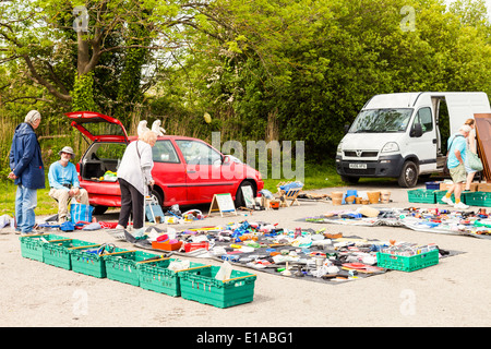 Menschen Surfen im Open-Air-Flohmarkt, Prestatyn Wales Großbritannien Stockfoto