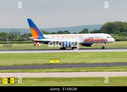 Jet2.com Boeing 757-200 Serie Verkehrsflugzeug G-LSAN landet auf dem internationalen Flughafen Manchester England Vereinigtes Königreich UK Stockfoto