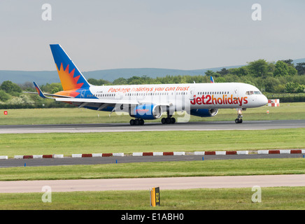 Jet2.com Boeing 757-200 Serie Verkehrsflugzeug G-LSAN landet auf dem internationalen Flughafen Manchester England Vereinigtes Königreich UK Stockfoto