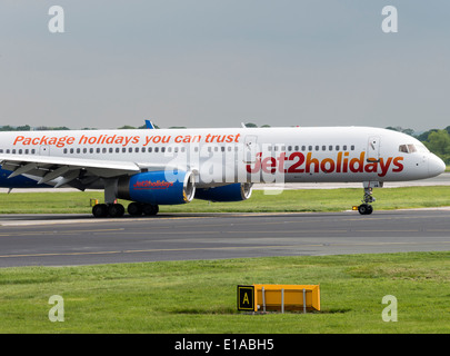 Jet2.com Boeing 757-200 Serie Verkehrsflugzeug G-LSAN Rollen am internationalen Flughafen Manchester England Vereinigtes Königreich UK Stockfoto