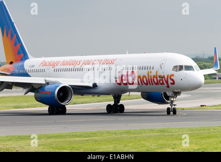 Jet2.com Boeing 757-200 Serie Verkehrsflugzeug G-LSAN Rollen am internationalen Flughafen Manchester England Vereinigtes Königreich UK Stockfoto