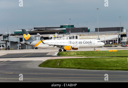 Thomas Cook Airlines Airbus A321-211 Winglets Verkehrsflugzeug G-TCDF Taxxiing für Abflug am Flughafen Manchester England UK Stockfoto