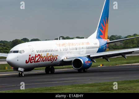 Jet2.com Boeing 737 - 85P Serie Verkehrsflugzeug G-GDFF Rollen am internationalen Flughafen Manchester England Vereinigtes Königreich UK Stockfoto