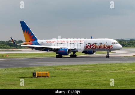 Jet2.com Boeing 757-200 Serie Verkehrsflugzeug G-LSAN Rollen am internationalen Flughafen Manchester England Vereinigtes Königreich UK Stockfoto