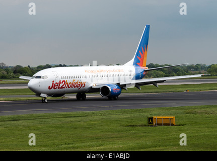 Jet2.com Boeing 737 - 85P Serie Verkehrsflugzeug G-GDFF Rollen am internationalen Flughafen Manchester England Vereinigtes Königreich UK Stockfoto