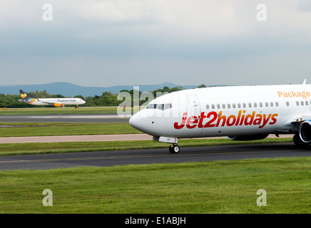 Jet2.com Boeing 737 - 85P Serie Verkehrsflugzeug G-GDFF Rollen am internationalen Flughafen Manchester England Vereinigtes Königreich UK Stockfoto