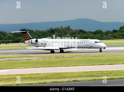 Eurowings Bombardier CRJ900 CL-600 nächste Generation D-ACNB Verkehrsflugzeug des Rollens am Flughafen Manchester England Vereinigtes Königreich UK Stockfoto