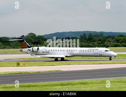 Eurowings Bombardier CRJ900 CL-600 nächste Generation D-ACNB Verkehrsflugzeug des Rollens am Flughafen Manchester England Vereinigtes Königreich UK Stockfoto