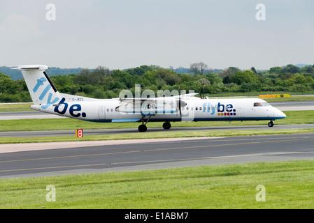 Flybe Bombardier Q400 DHC-8-402 G-JECL-Verkehrsflugzeug des Rollens bei der Ankunft am Flughafen Manchester England Vereinigtes Königreich UK Stockfoto