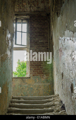 Treppenhaus im alten, verlassenen Haus Stockfoto