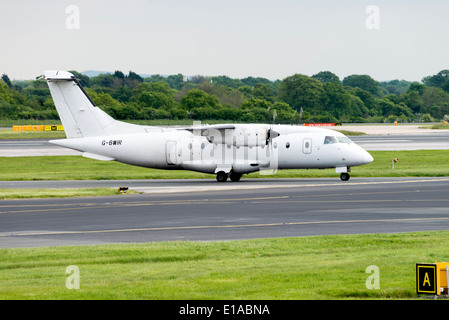 Spanferkel Airways Dornier 328-110 Verkehrsflugzeug G-BWIR Rollen bei der Ankunft am internationalen Flughafen Manchester-England-Großbritannien Stockfoto