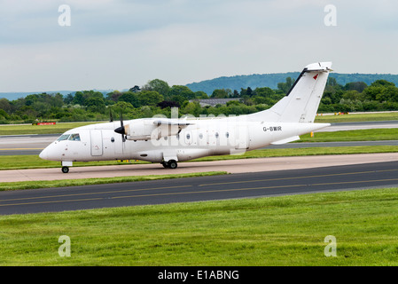 Spanferkel Airways Dornier 328-110 Verkehrsflugzeug G-BWIR Rollen bei der Ankunft am internationalen Flughafen Manchester-England-Großbritannien Stockfoto