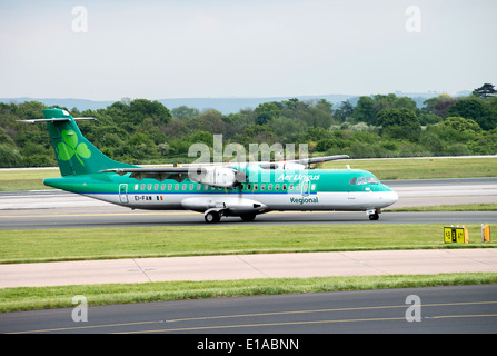 Aer Arann Betrieb in Aer Lingus Regional Airlines Farben ATR 72-600 Verkehrsflugzeug EI-FAW Rollen am Flughafen Manchester England UK Stockfoto