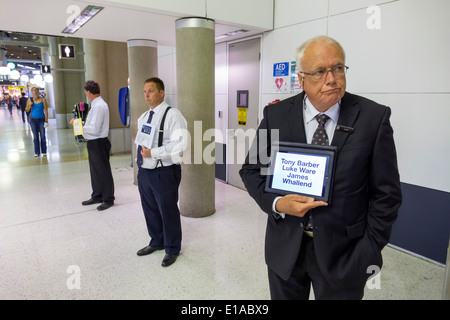 Brisbane Australien, Brisbane Flughafen, BNE, Terminal, Fahrer, mit Schildern, Namen, Männer, Transport, Service, Abholung, AU140312084 Stockfoto