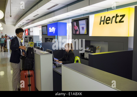 Brisbane Australien, Brisbane Flughafen, BNE, Terminal, Autovermietungsschalter, Hertz, Thrifty, konkurrierend, Unternehmen, Bezirk, asiatischer Mann, Männer, Kunde, Frau fema Stockfoto