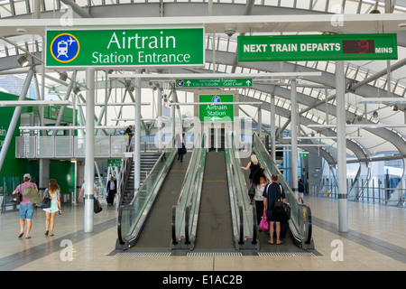 Brisbane Australien, Brisbane Flughafen, BNE, Terminal, Airtrain, Bahnhof, Eingang, Rolltreppe, sich bewegender Bürgersteig, Gehweg, Travelator, Travolator, AU140312089 Stockfoto