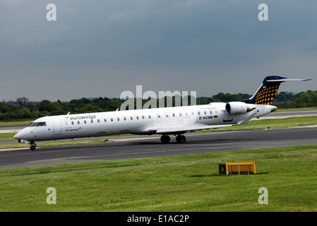 Eurowings Bombardier CRJ900 CL-600 nächste Generation D-ACNB Verkehrsflugzeug des Rollens am Flughafen Manchester England Vereinigtes Königreich UK Stockfoto